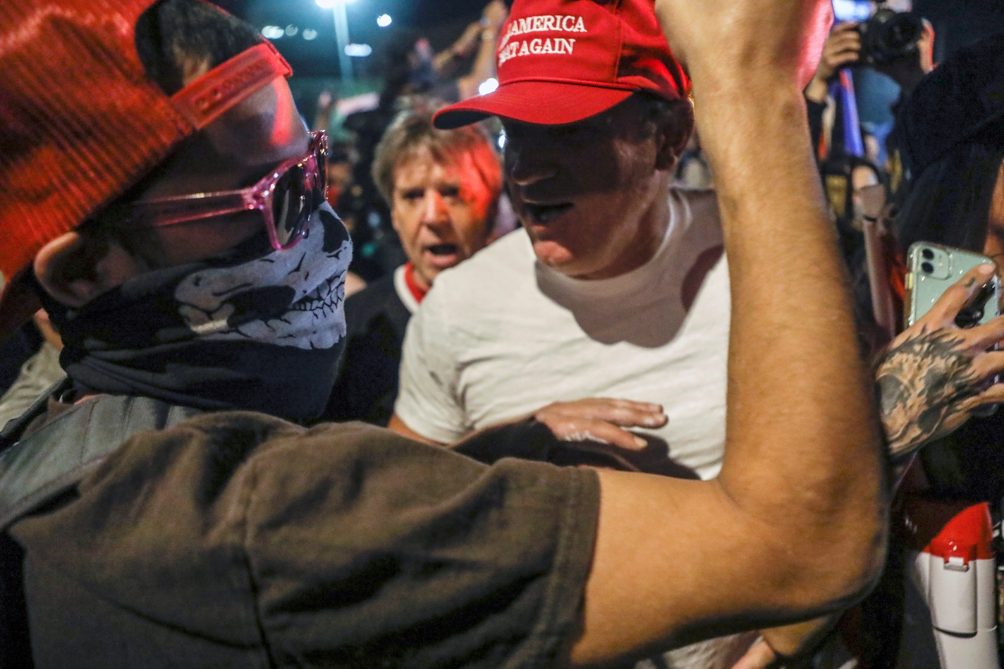 Sung ong,  dinh ba cua nguoi ung ho Trump tai diem kiem phieu o Arizona anh 6