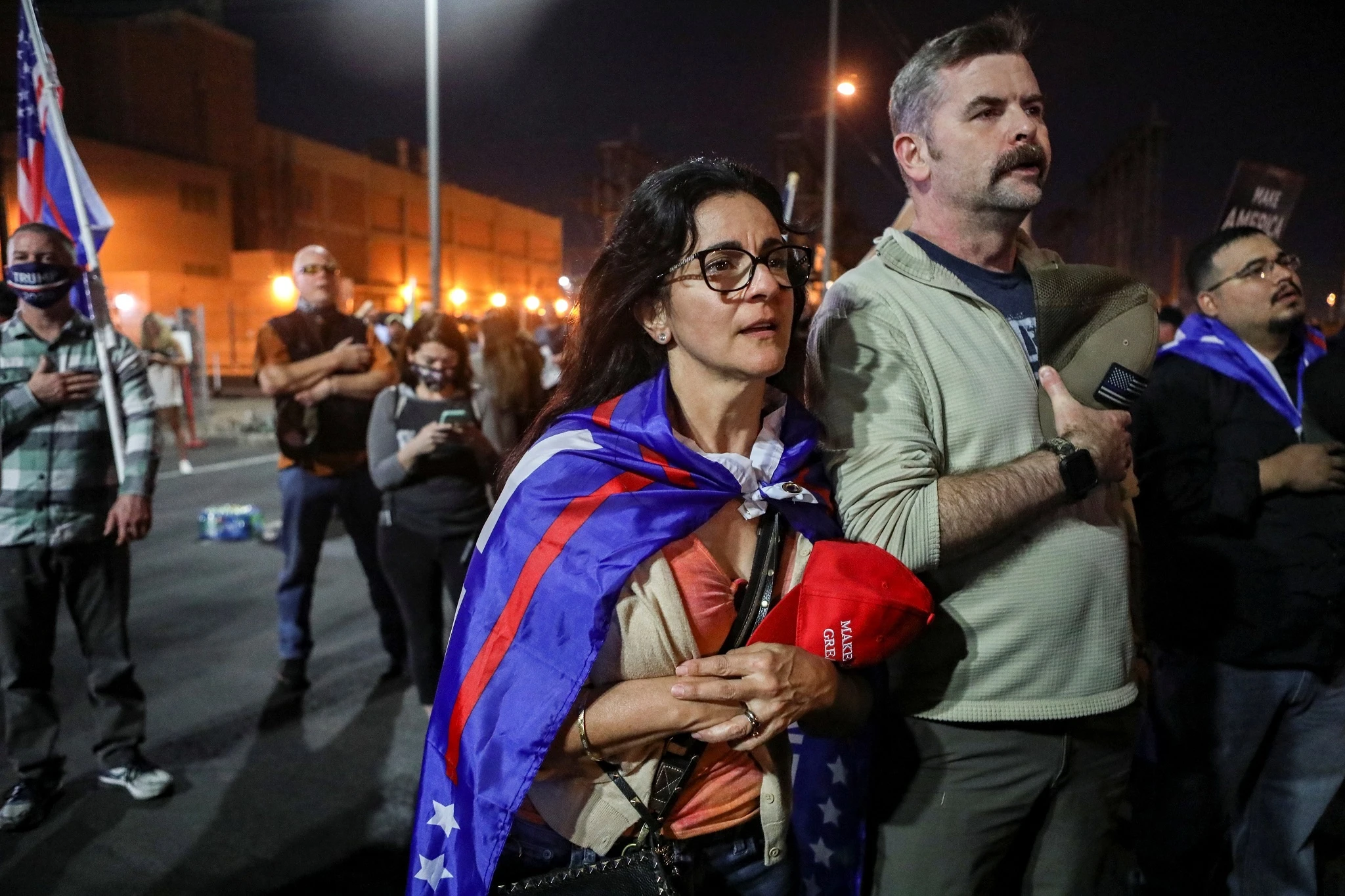 Sung ong,  dinh ba cua nguoi ung ho Trump tai diem kiem phieu o Arizona anh 8