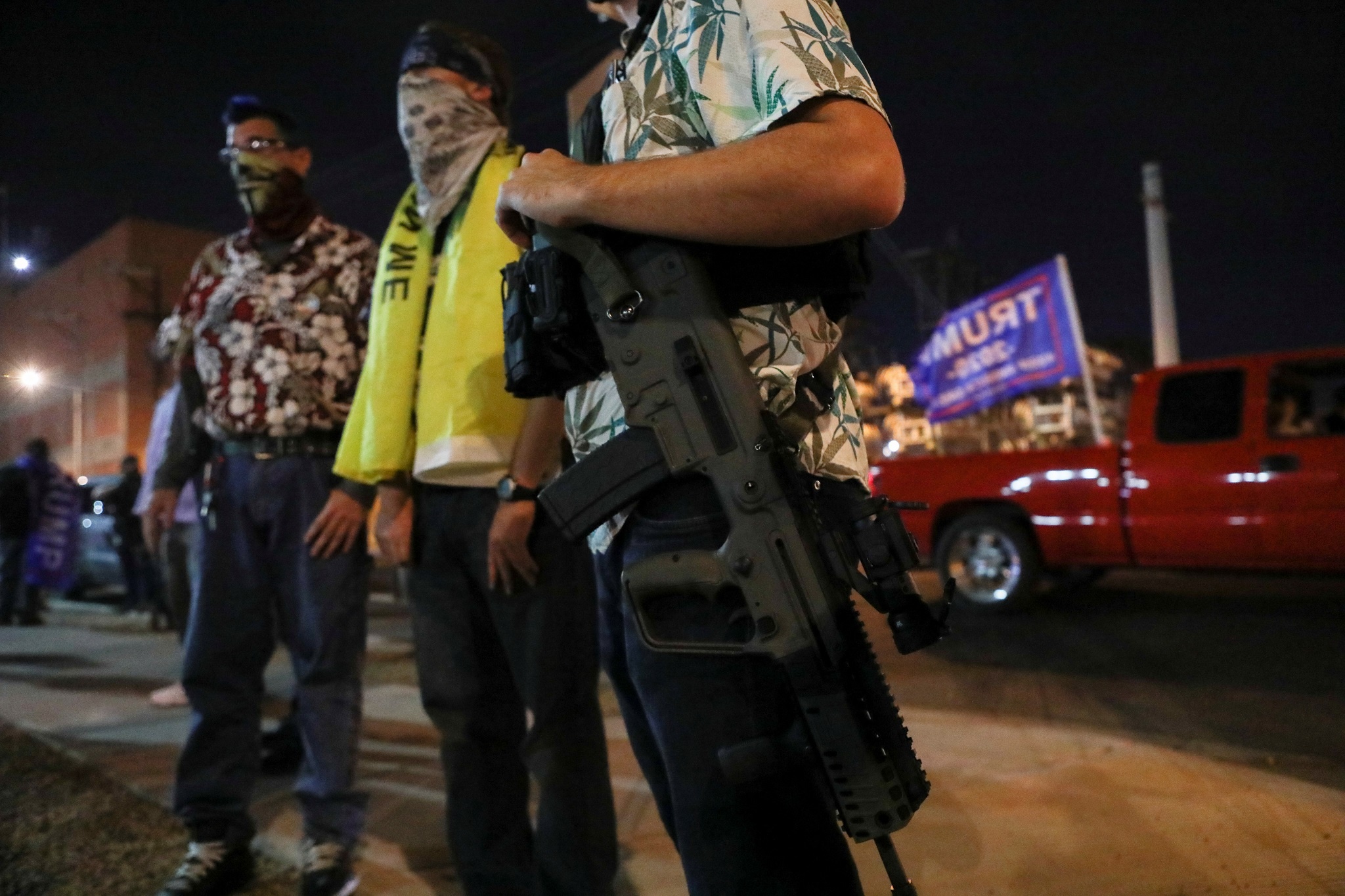 Sung ong,  dinh ba cua nguoi ung ho Trump tai diem kiem phieu o Arizona anh 7