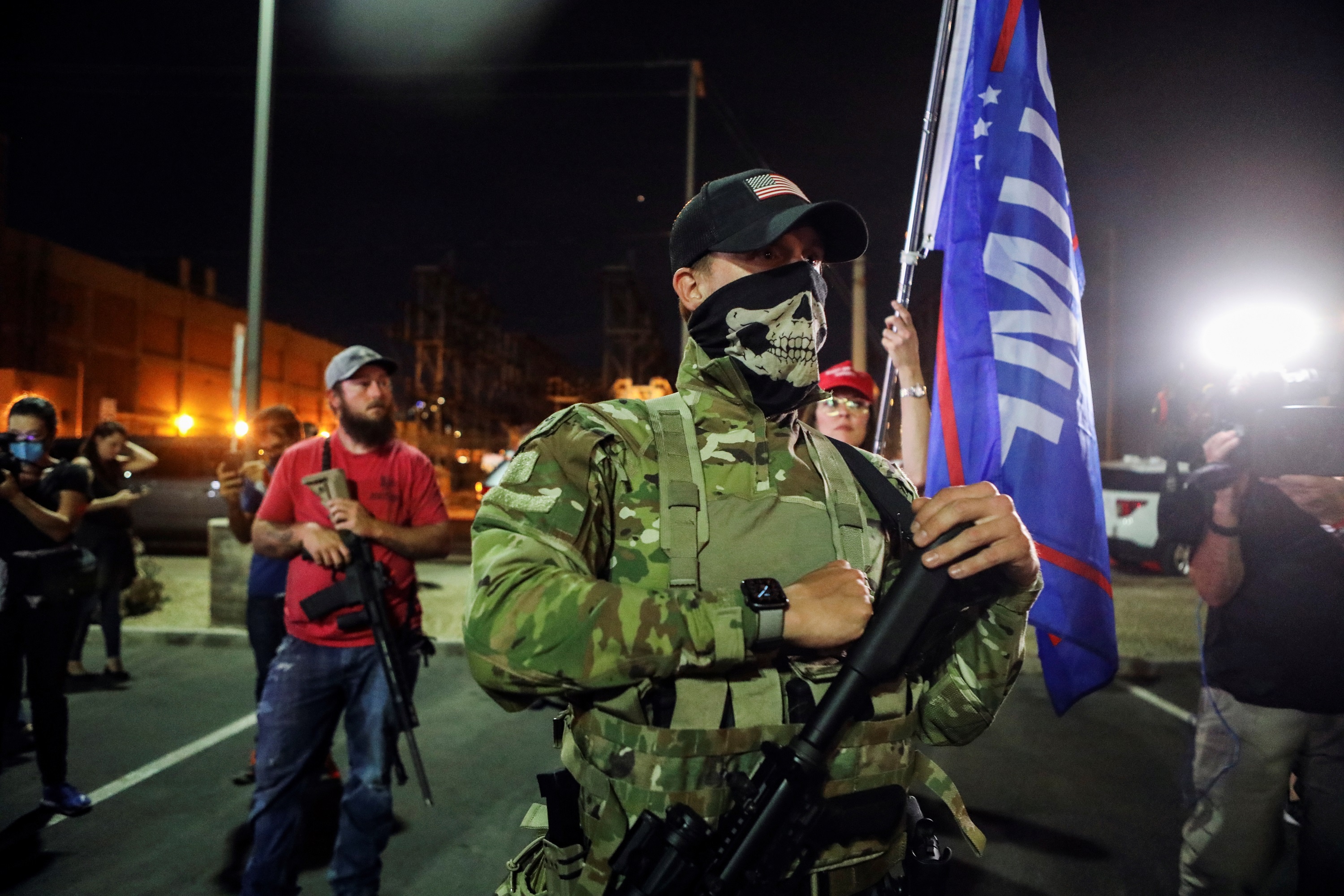 Cu tri cua ong Trump mang sung toi noi kiem phieu o Arizona hinh anh