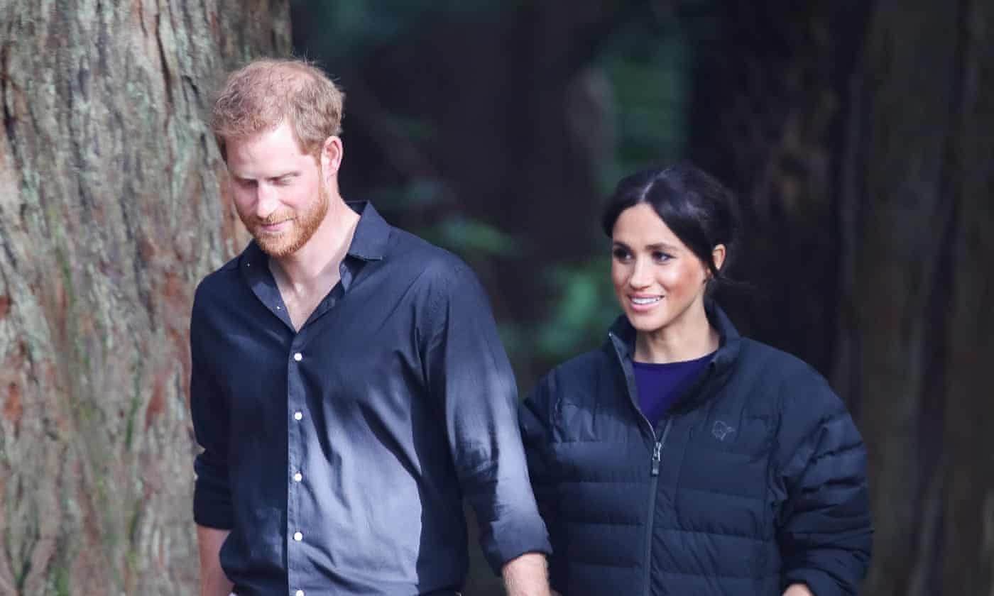 Harry va Meghan tuyen chien voi truyen thong ngay khi den Canada hinh anh