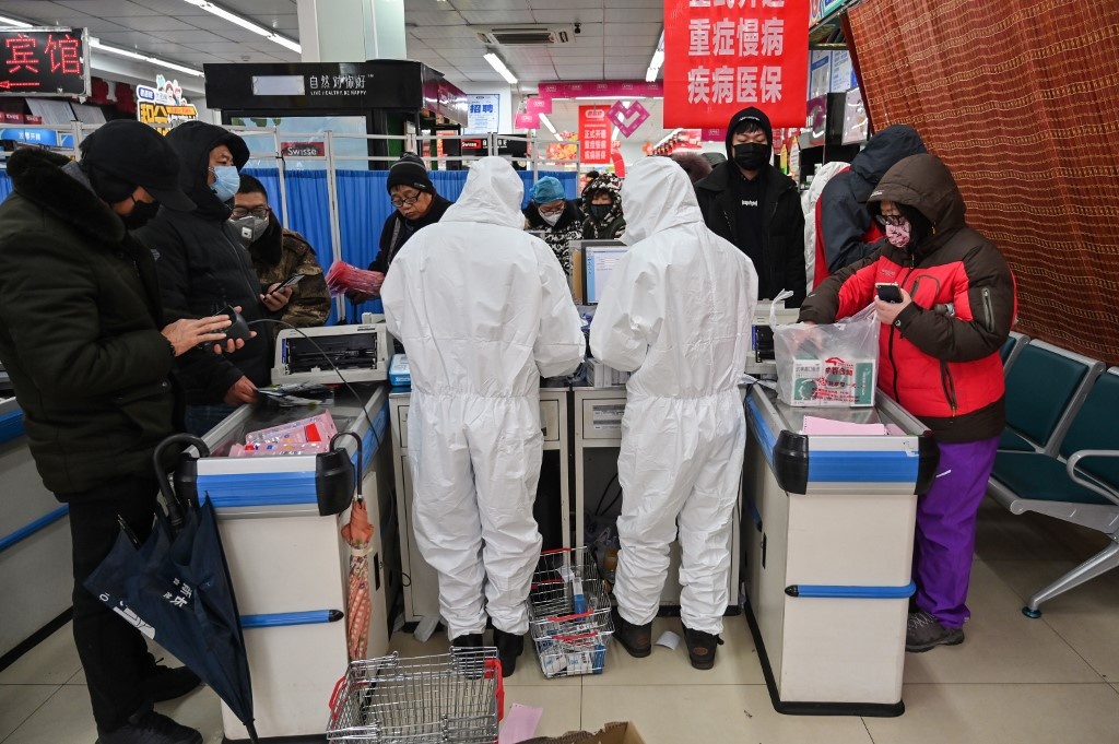 nhan vien nha thuoc trung quoc mac kin nguoi anh 1