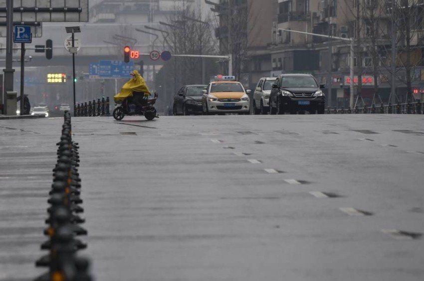 Nguoi Vu Han bat chap nguy hiem van lai xe ra duong de giup lang gieng hinh anh