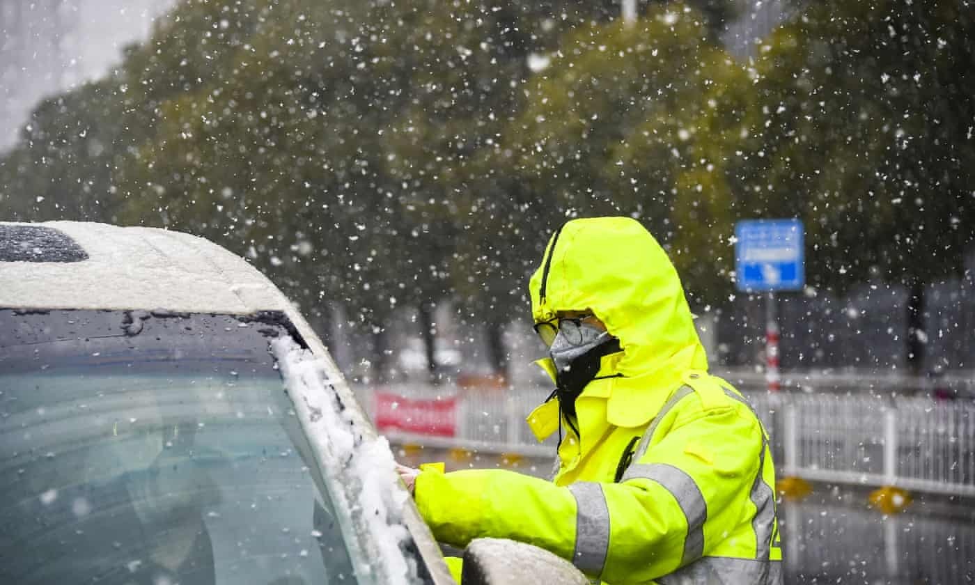 Them thanh pho o Ho Bac cam dan ra khoi nha, cam xe co di lai hinh anh