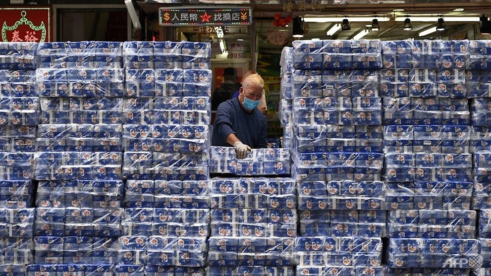 Nhom co vu trang cuop giay ve sinh o Hong Kong hinh anh