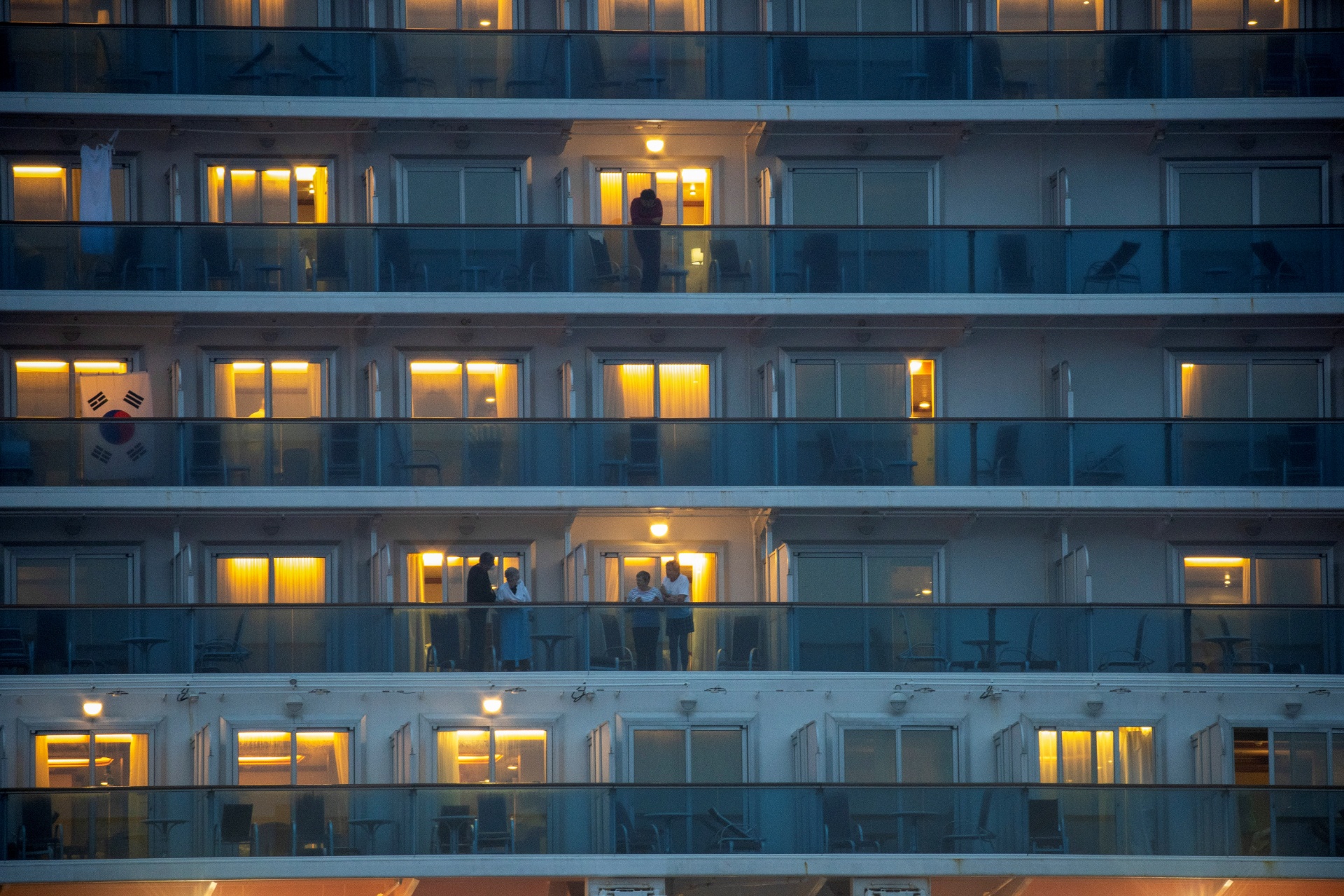 Han Quoc dieu chuyen co tong thong so tan cong dan tu tau bi cach ly hinh anh