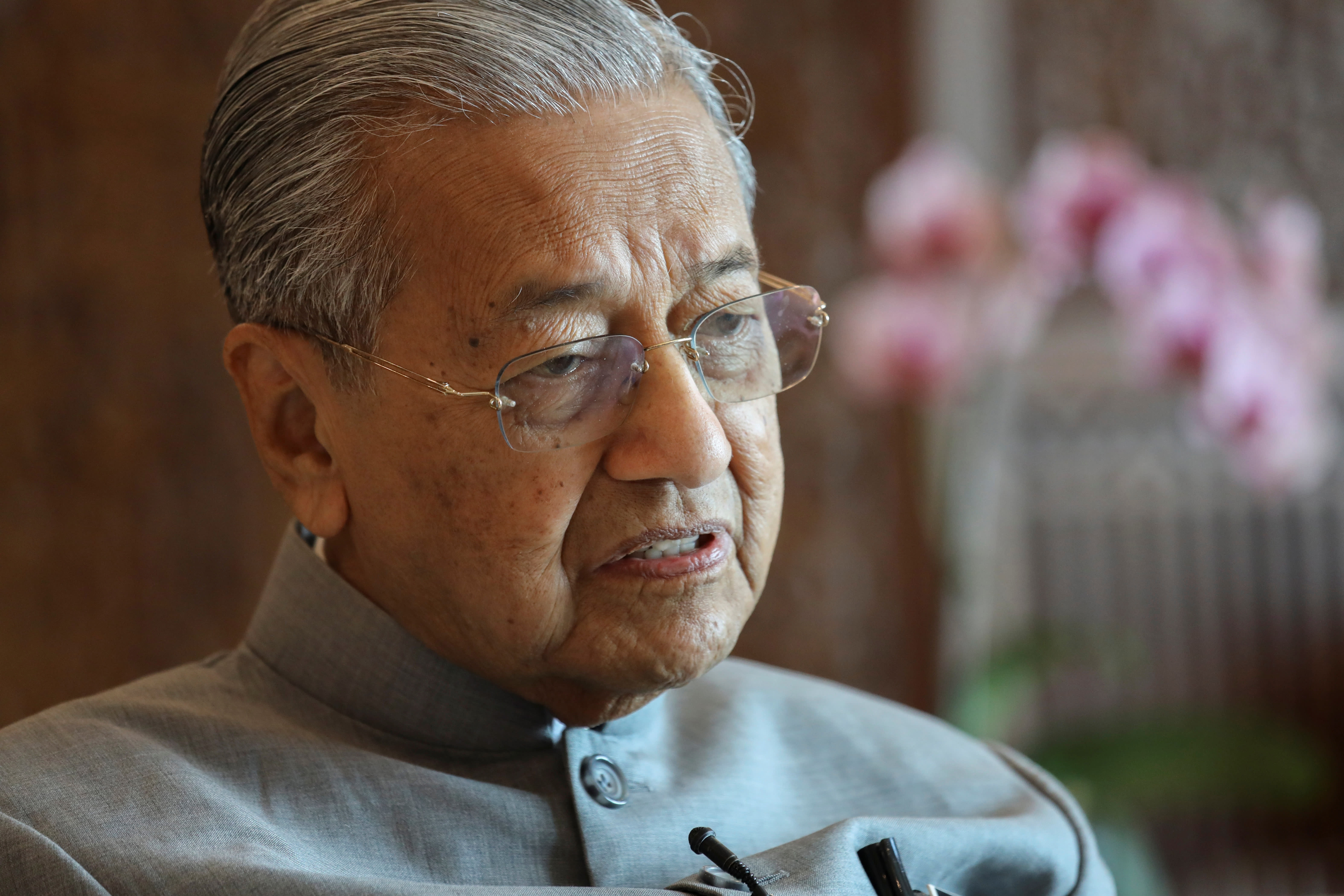 Ong Mahathir duoc bo nhiem lam thu tuong lam thoi sau khi tu chuc hinh anh