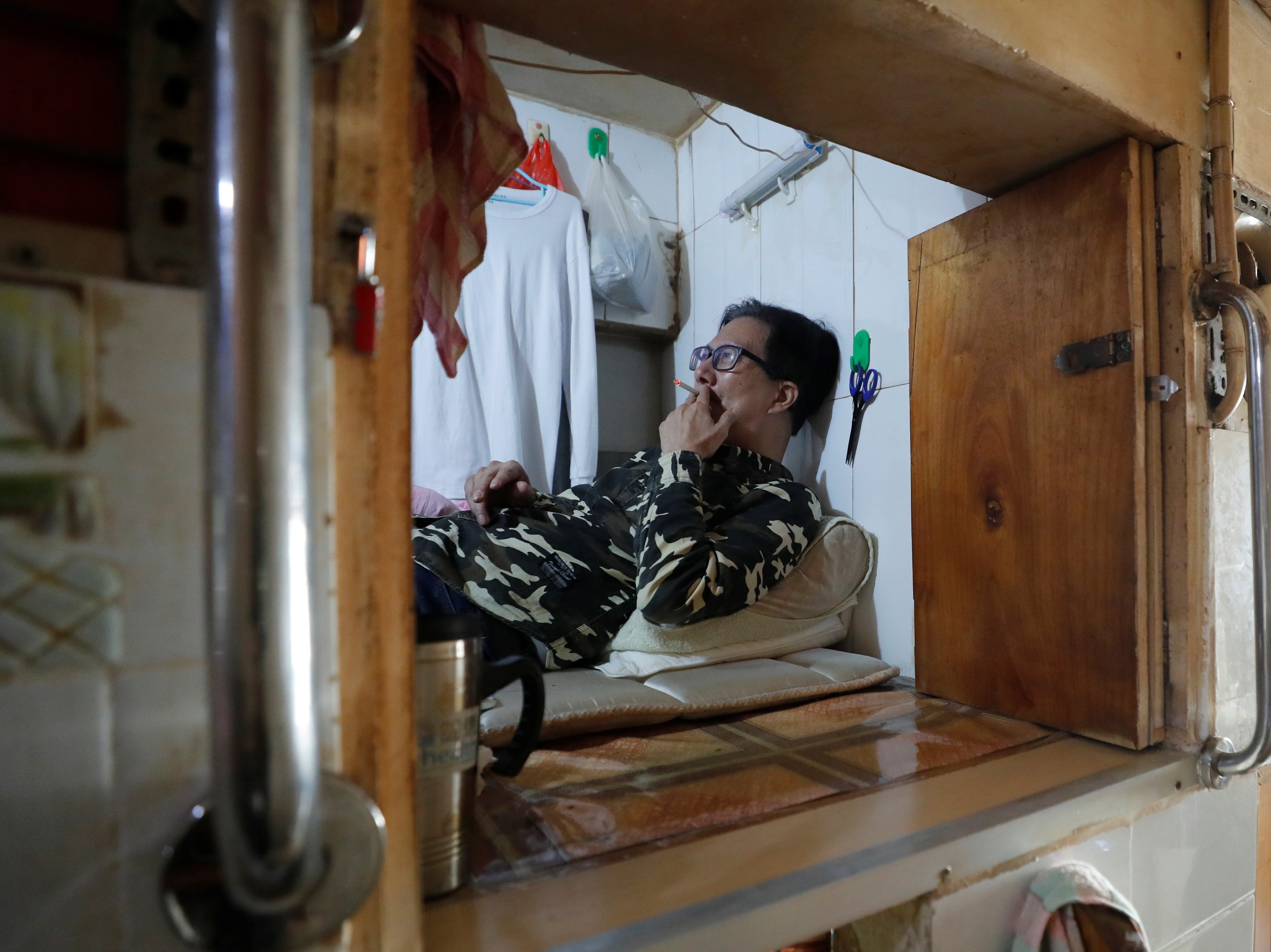 So virus corona, nguoi ngheo Hong Kong ca ngay o trong nha 'quan tai' hinh anh