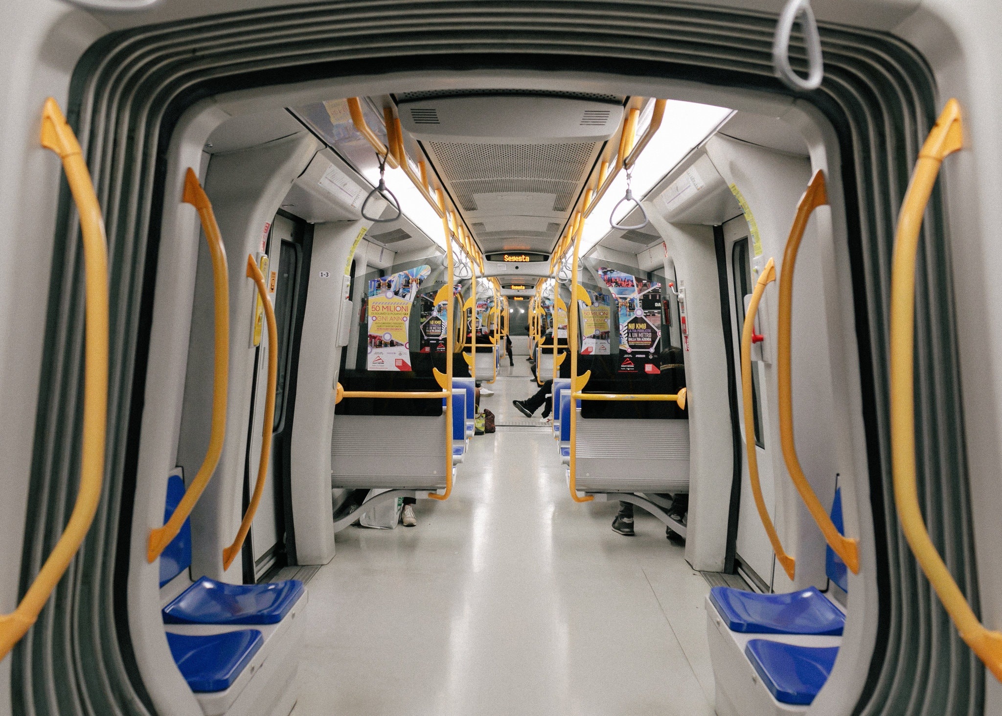 milan bi dao lon vi dich virus corona anh 10