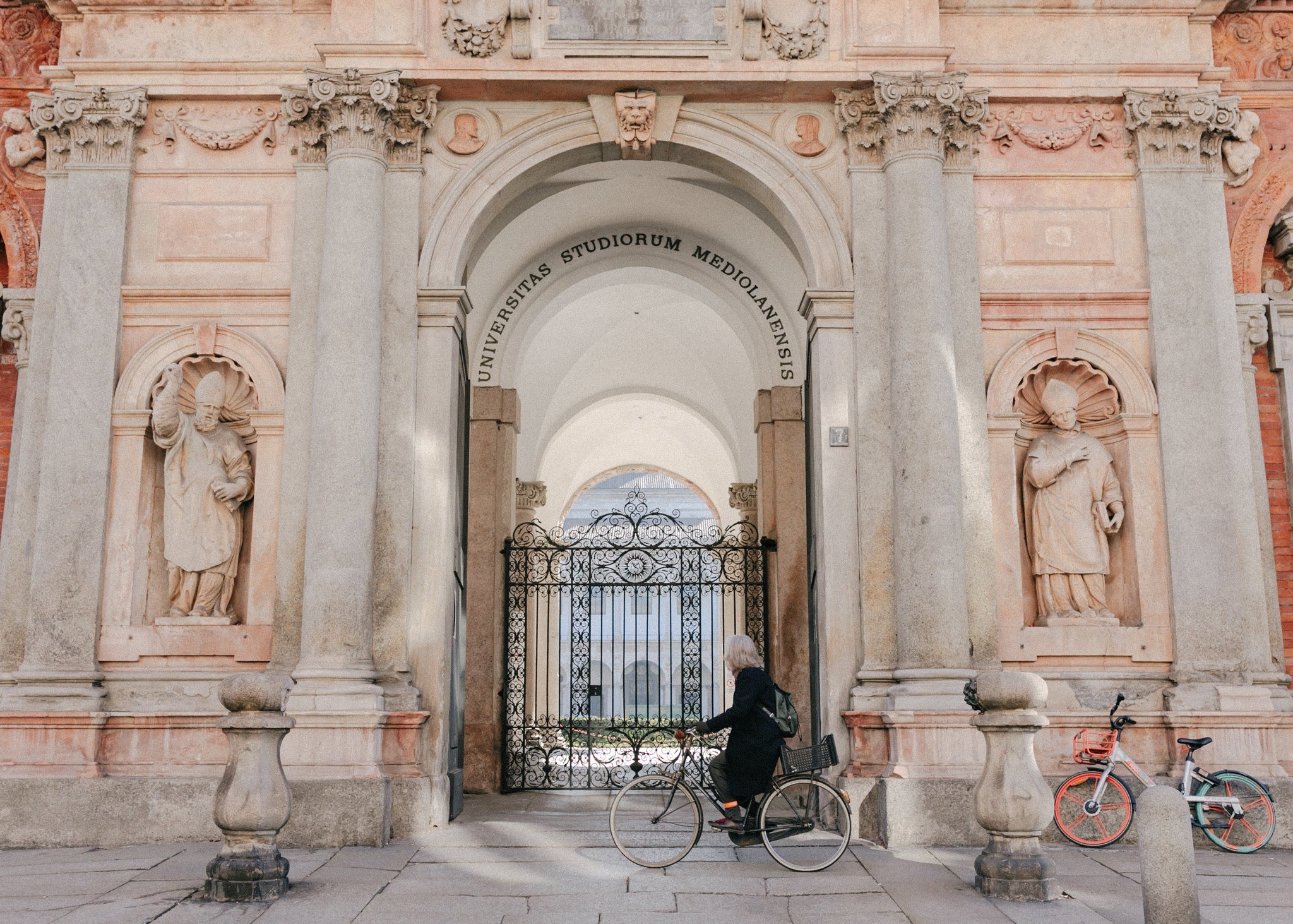 milan bi dao lon vi dich virus corona anh 9