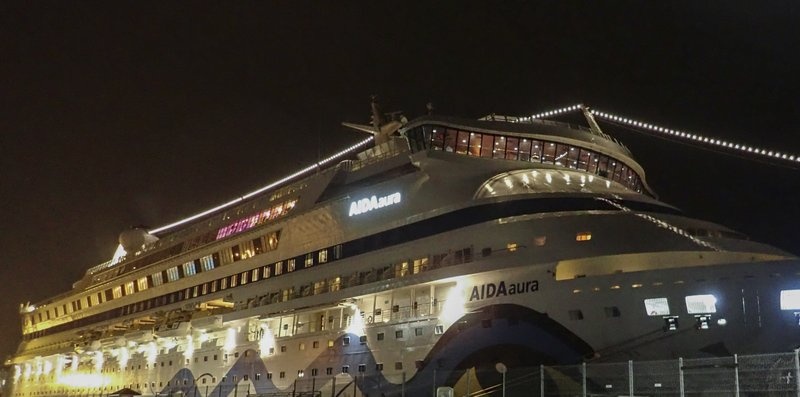 Du thuyen 1.200 khach bi phong toa de cho 2 nguoi xet nghiem hinh anh