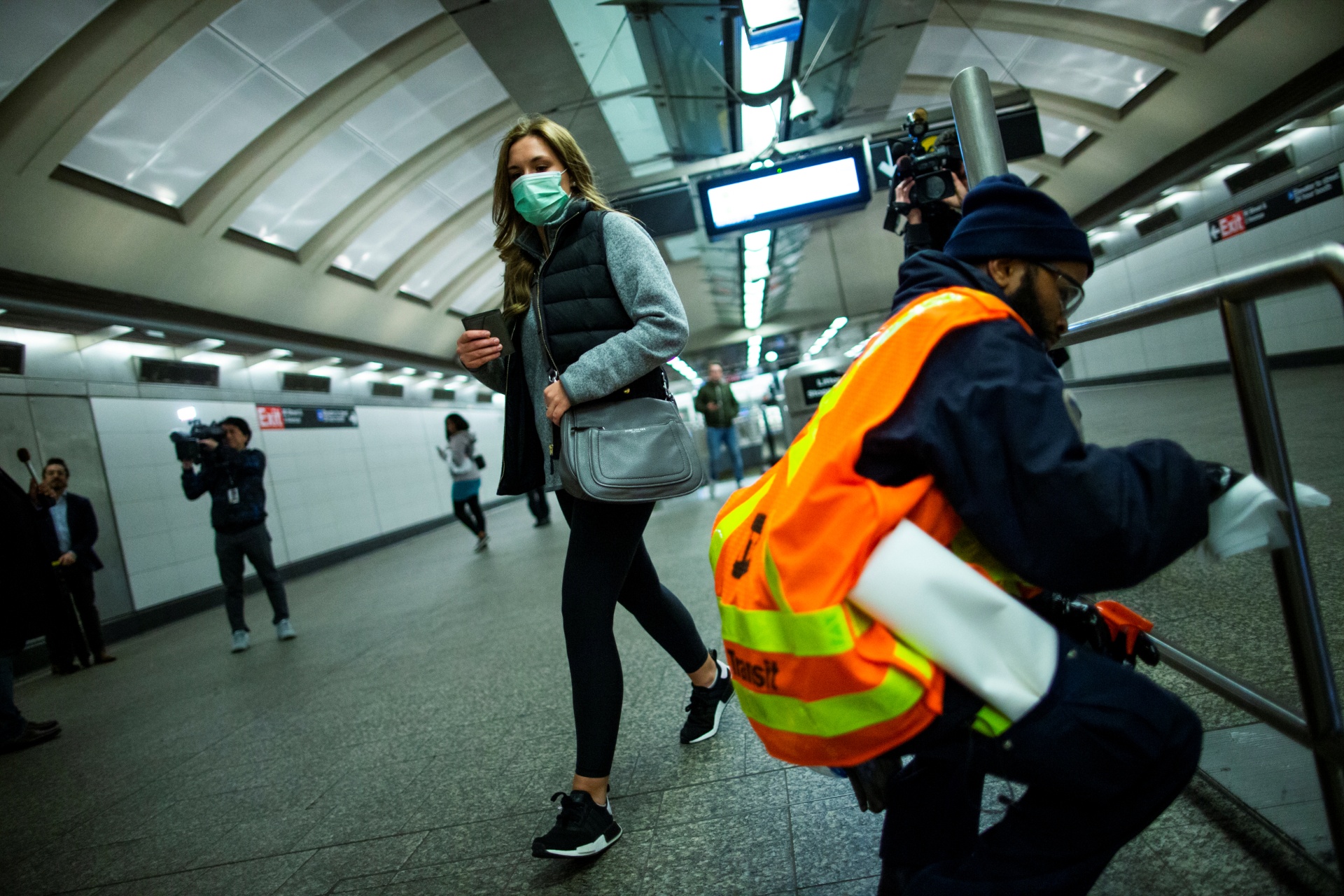 Luat su New York nhiem virus corona lay benh cho 9 nguoi khac hinh anh