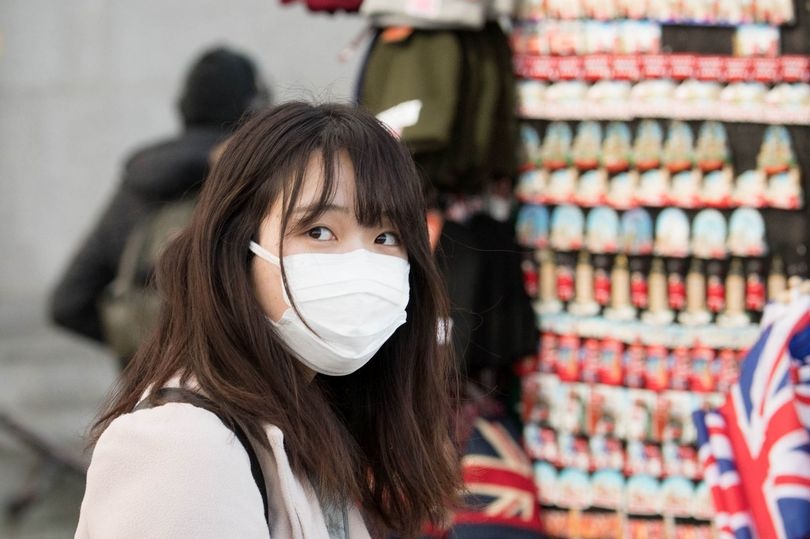 DSQ Anh len tieng vu co gai Viet mat viec vi dinh kien virus corona hinh anh