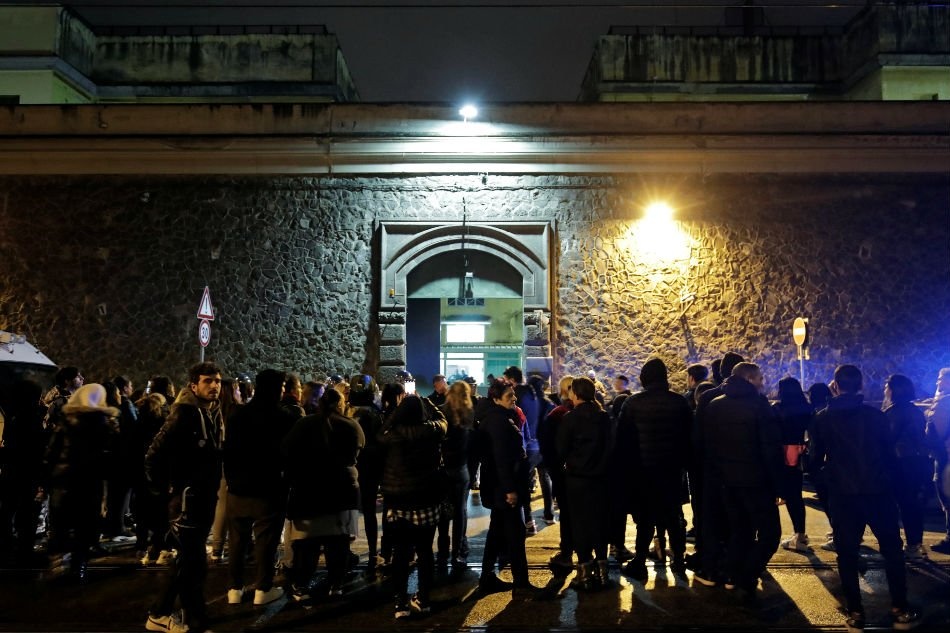 Italy siet chat kiem dich virus corona, hang loat nha tu noi loan hinh anh