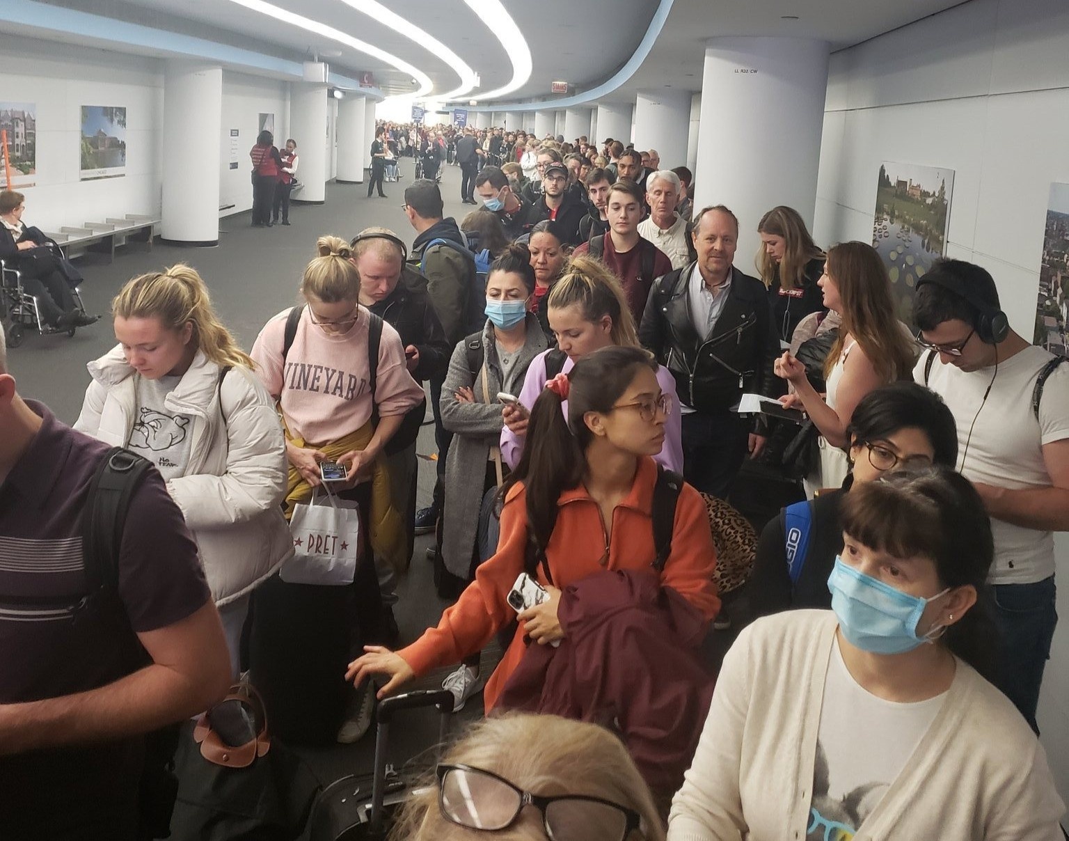 San bay My hon loan vi kiem tra suc khoe sau lenh cam chau Au hinh anh