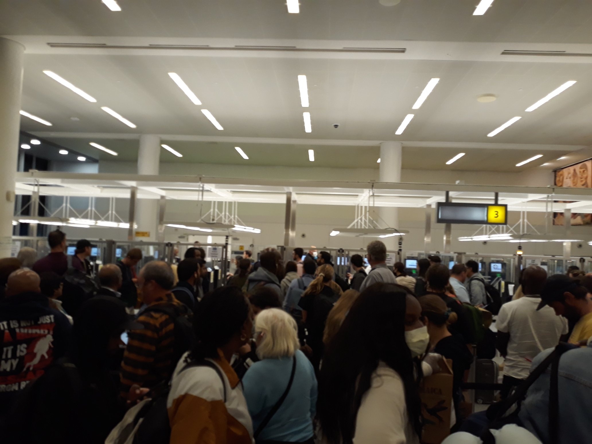 san bay my hon loan sau lenh cam chau au anh 6