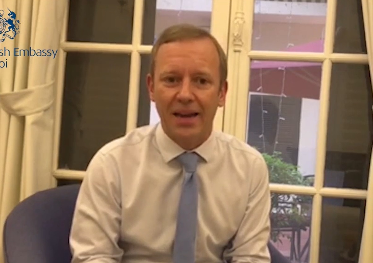 Dai su Anh cam on y bac si va Chinh phu Viet Nam hinh anh