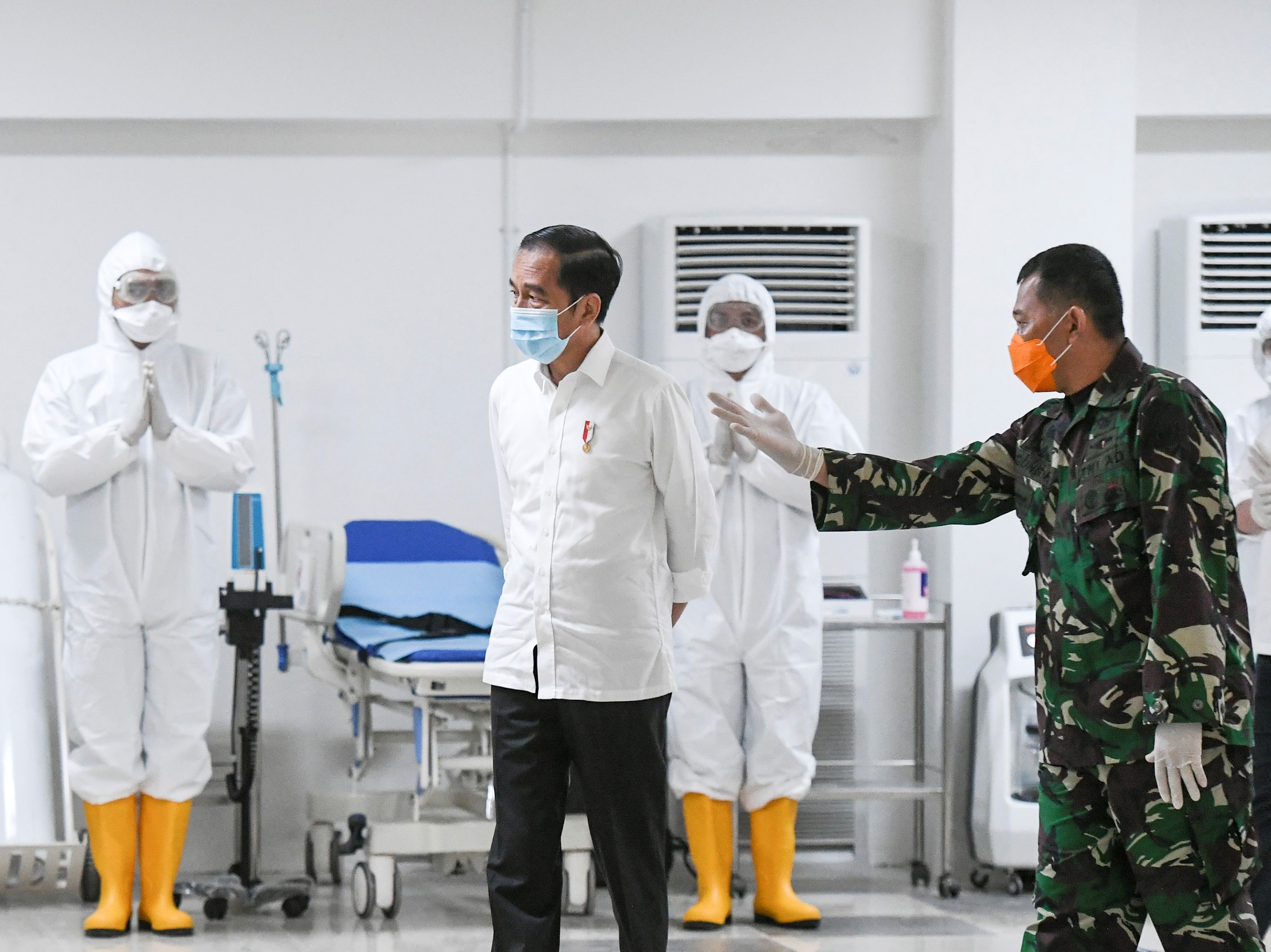 Indonesia ban bo khan cap o thu do, thuong tien cho bac si hinh anh