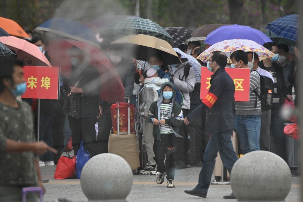 Nguoi dan lu luot roi tam dich Ho Bac ngay khi het phong toa hinh anh