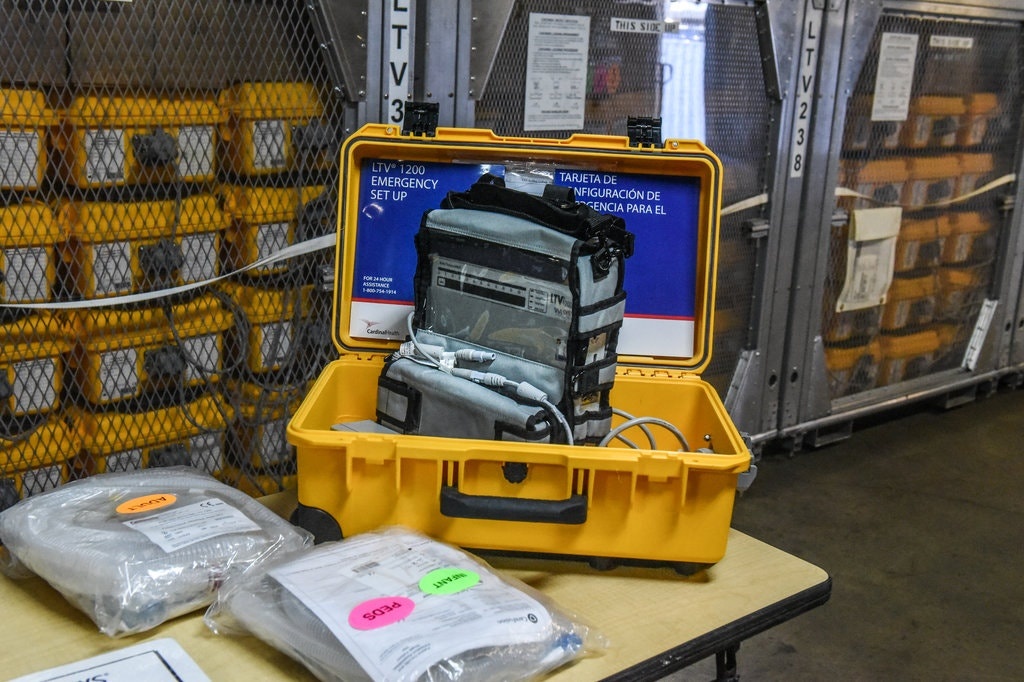 'Cach khac la chet' - New York cho benh nhan dung chung may tho hinh anh