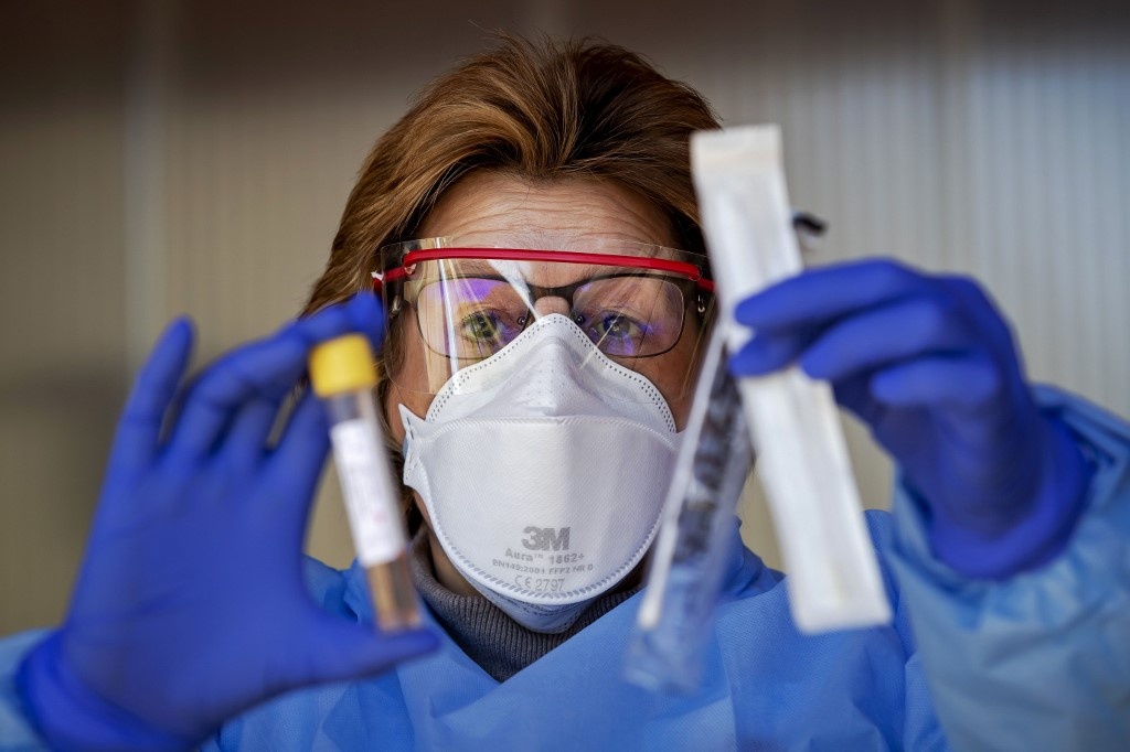 Ha Lan thu hoi 600.000 khau trang TQ kem chat luong hinh anh