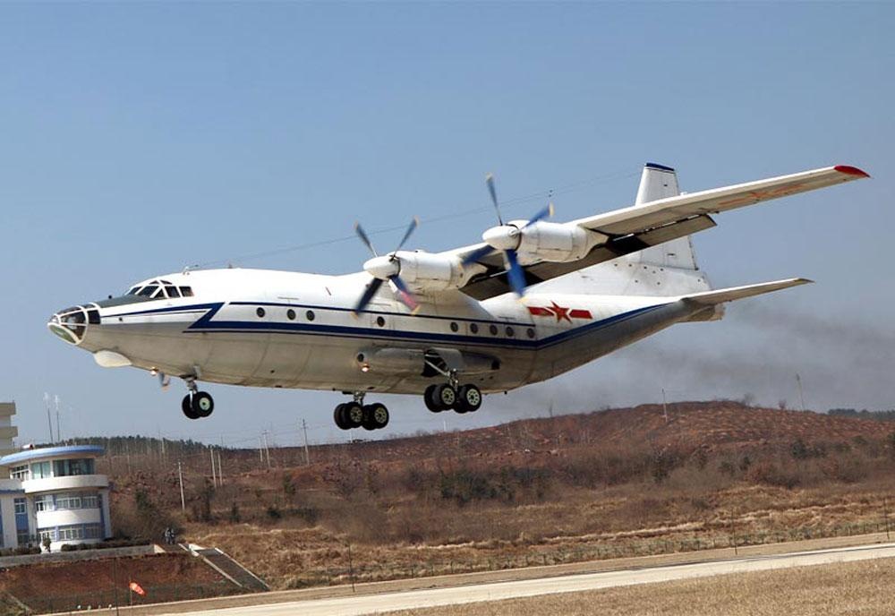 Trung Quoc ngang nhien dua may bay quan su den Truong Sa hinh anh