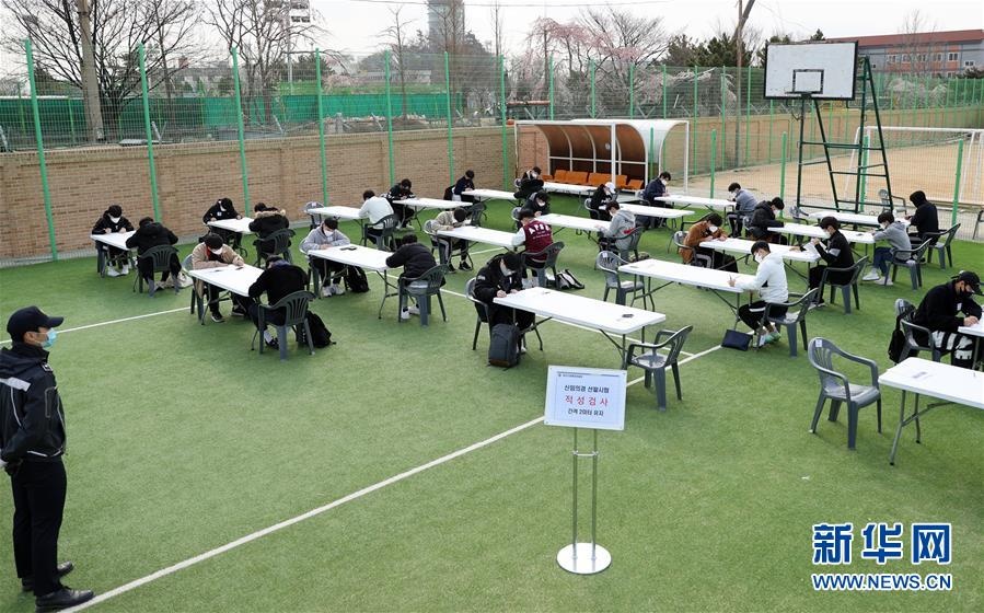 thi sinh lam bai thi ngoai troi o han quoc anh 2