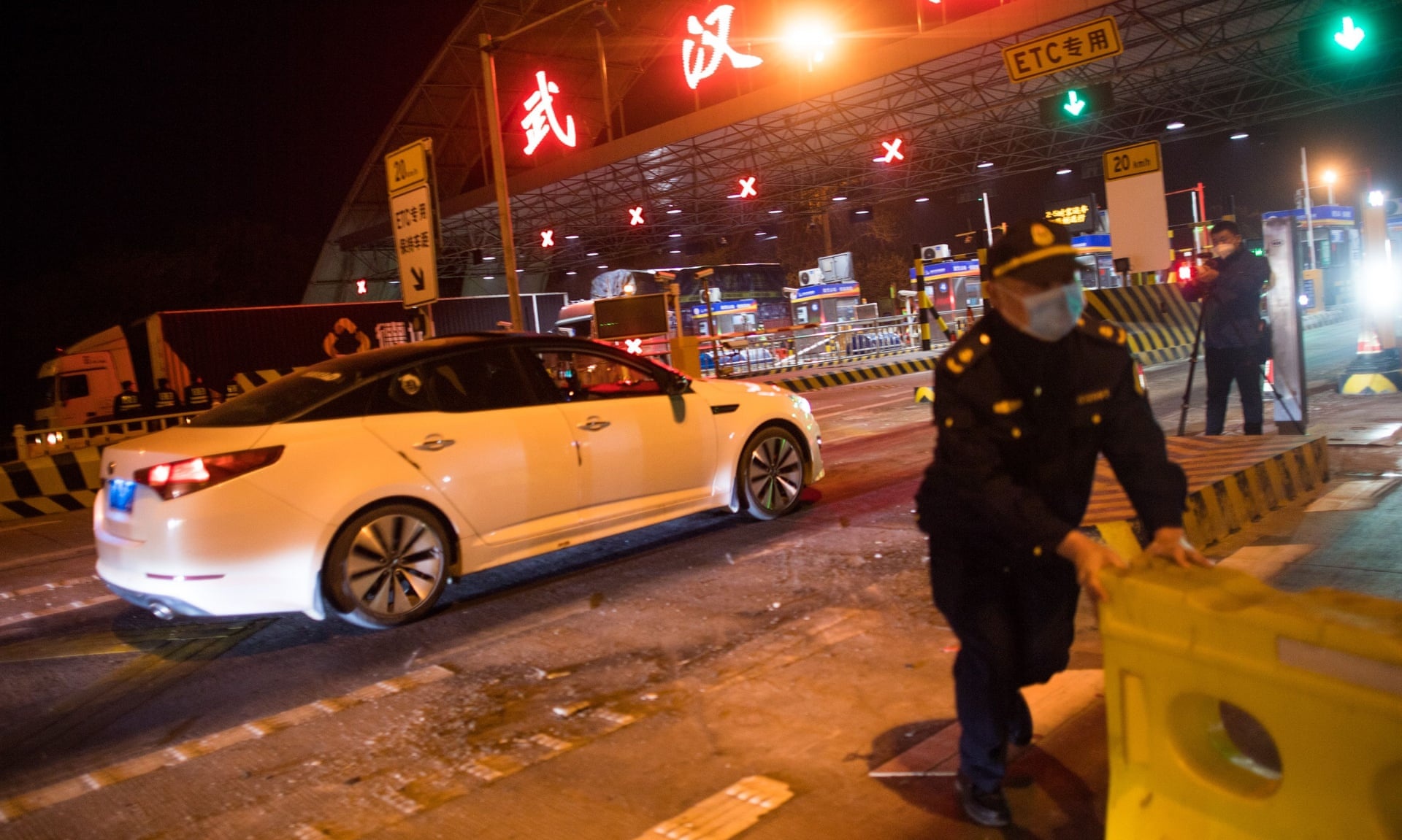 Phong toa ket thuc, hang chuc nghin nguoi roi Vu Han tu nua dem hinh anh