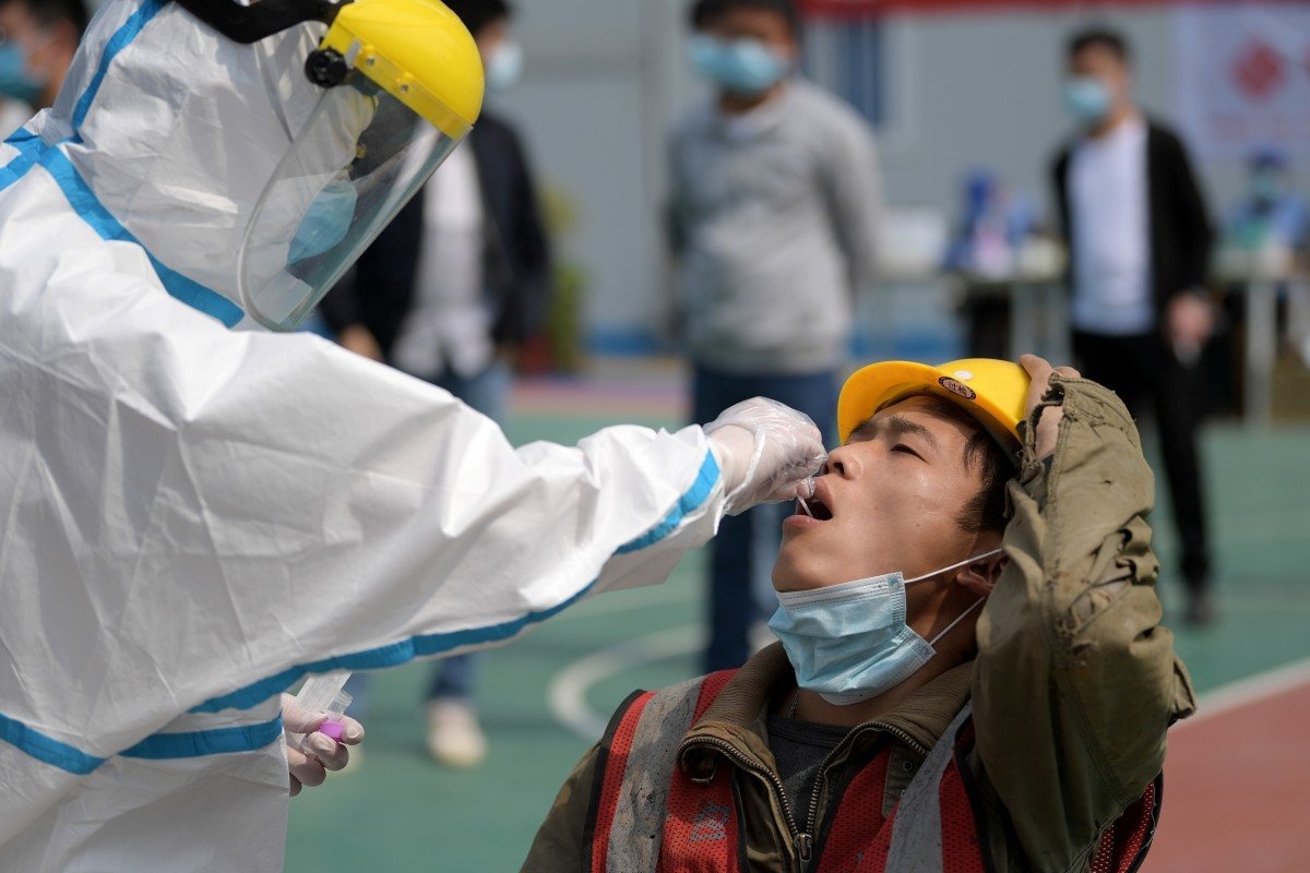 Trung Quoc yeu cau bao cao ca nhiem khong trieu chung trong 2 gio hinh anh