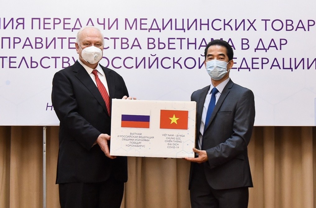 Viet Nam trao 150.000 khau trang ho tro Nga chong dich hinh anh
