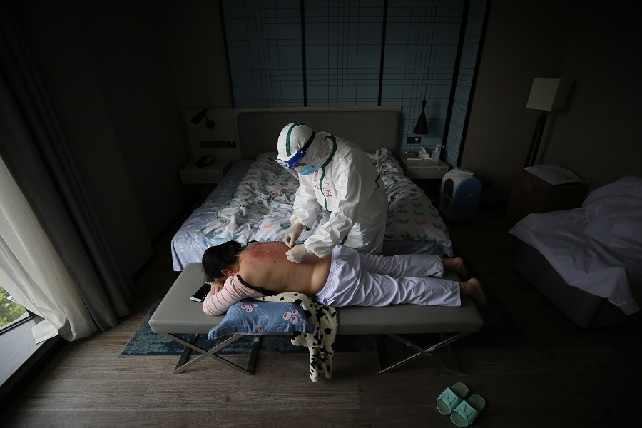 trung quoc dung dong y chua tri covid-19 anh 8