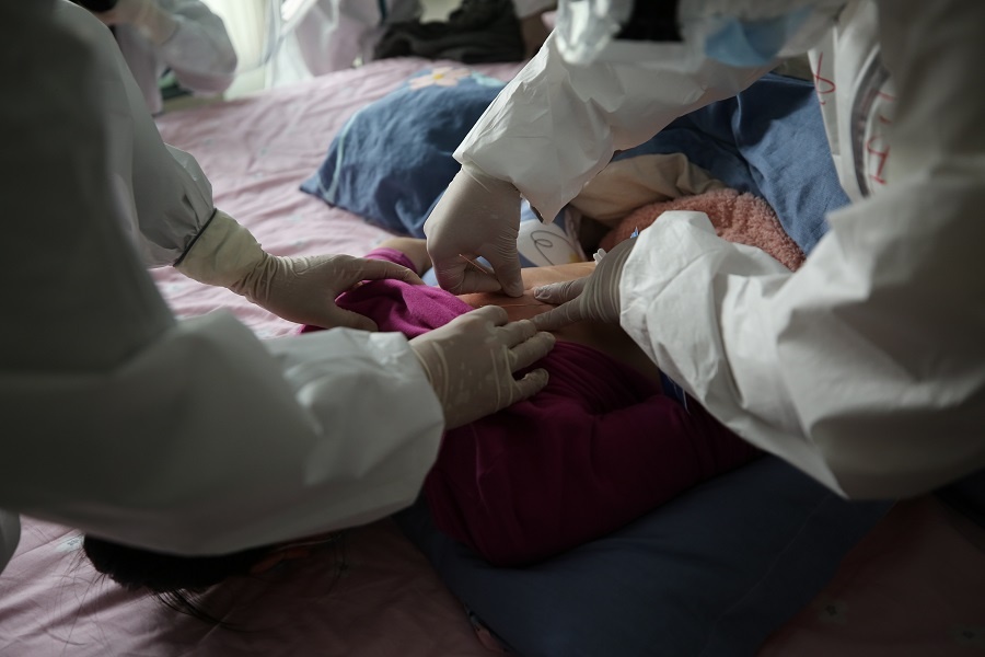 trung quoc dung dong y chua tri covid-19 anh 7