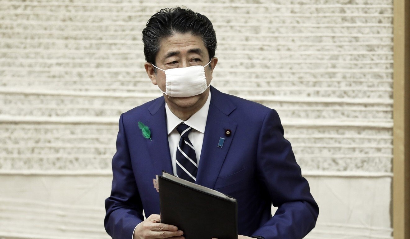 Phat khau trang ban cho dan, Thu tuong Abe bi chi trich hinh anh