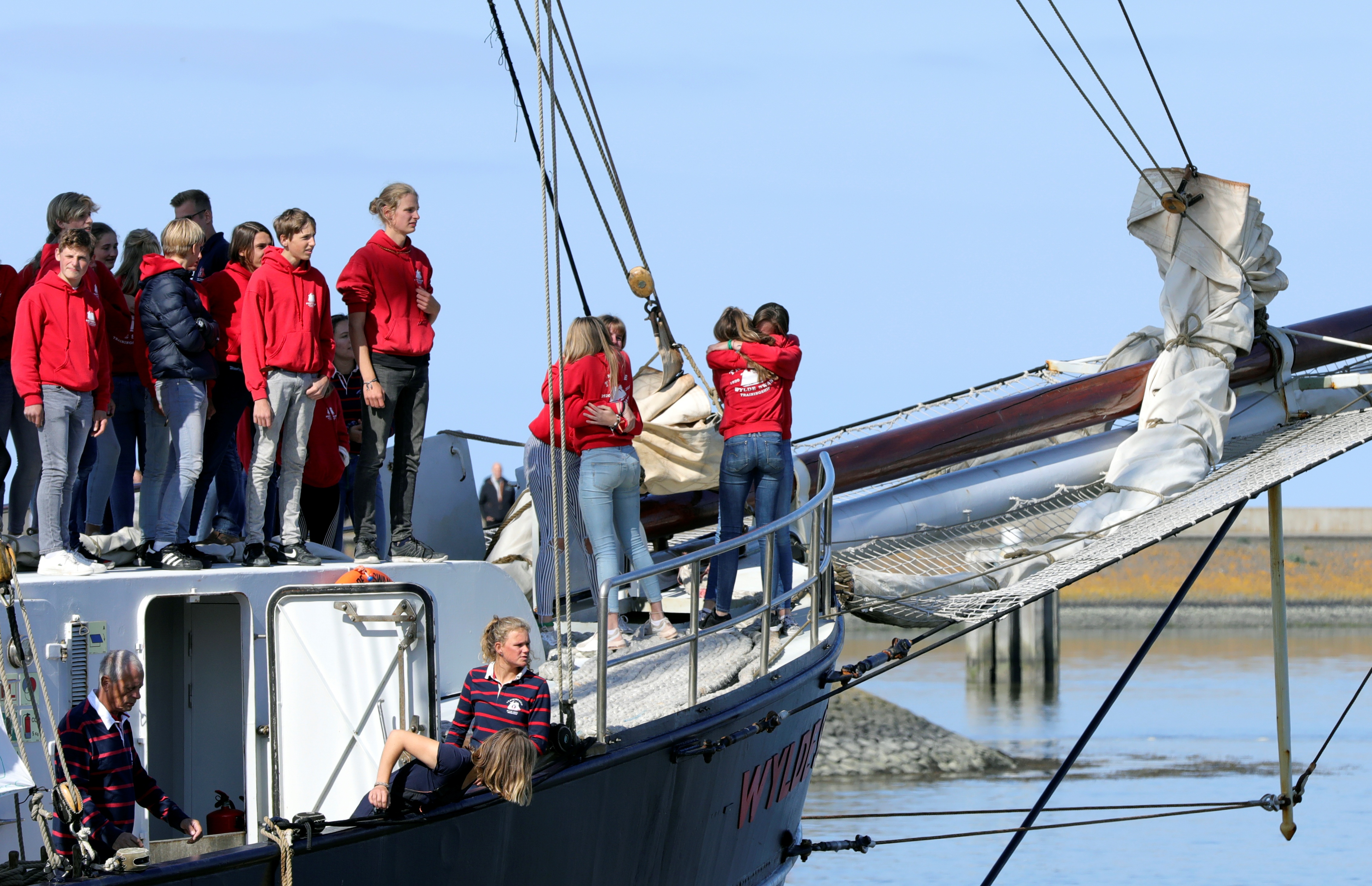 Vi dai dich, du hoc sinh di thuyen buom vuot Dai Tay Duong de ve nha hinh anh