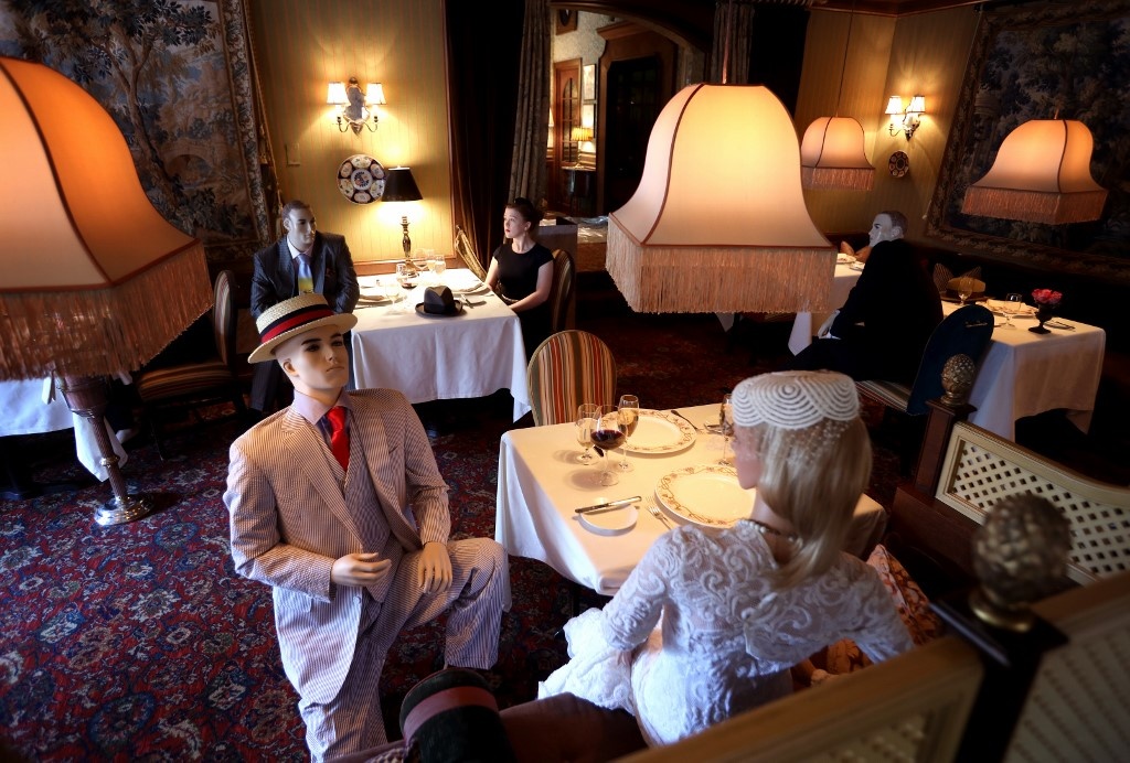 nha hang my dung mannequin lap cho trong anh 6