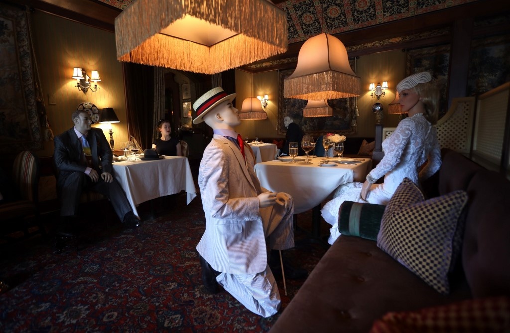 nha hang my dung mannequin lap cho trong anh 3