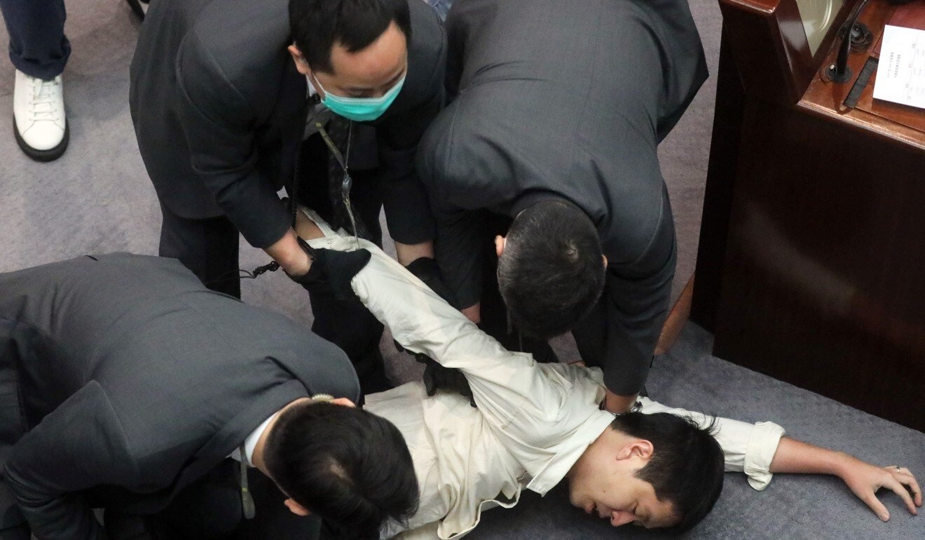 Hon loan tai dien o nghi truong Hong Kong, nghi si bi loi ra ngoai hinh anh