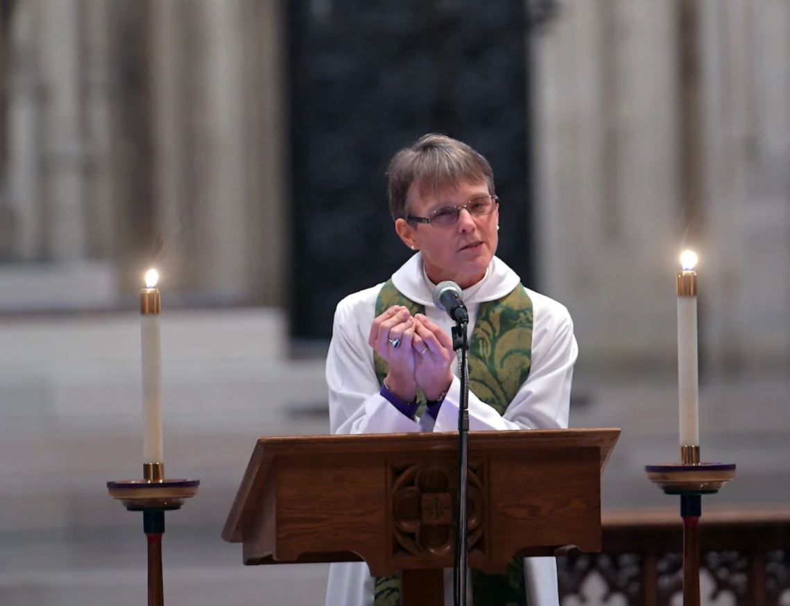 giam muc phan no vi ong trump den nha tho anh 1