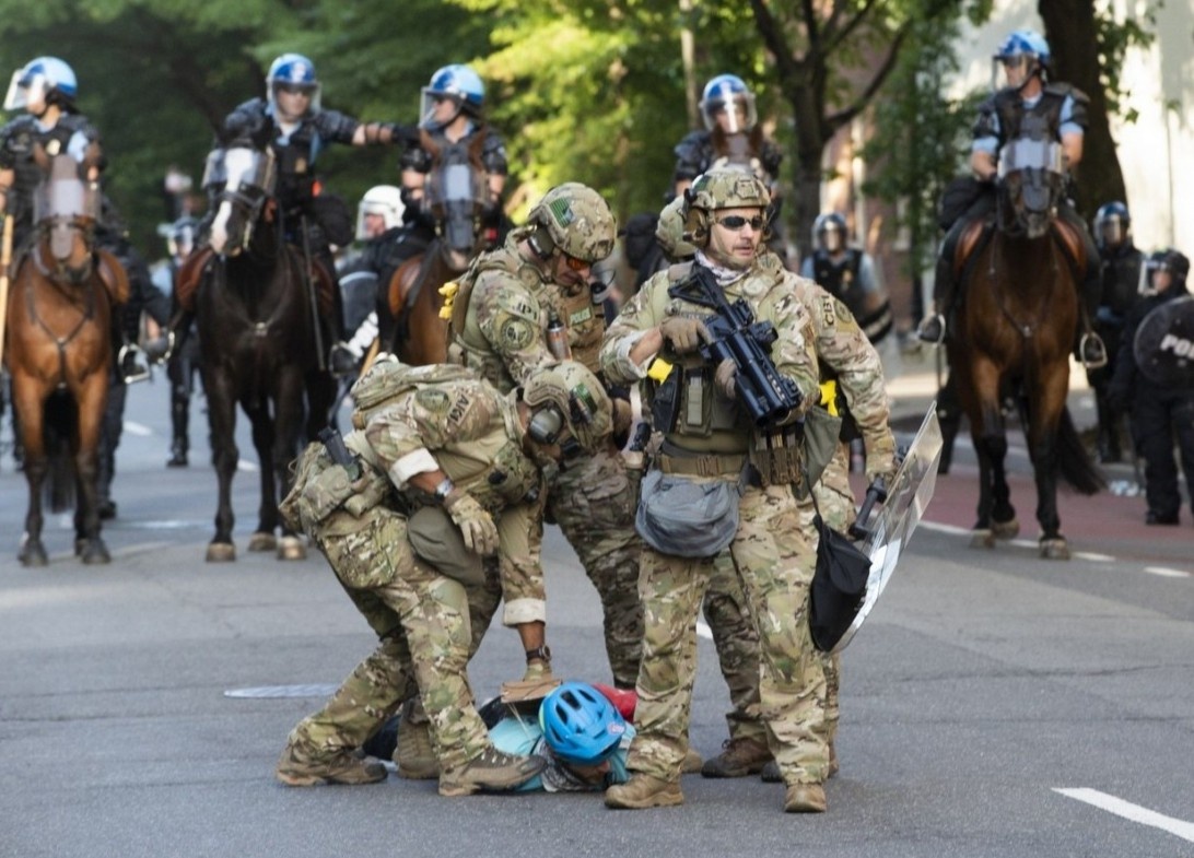 Lau Nam Goc dua 1.600 quan vao thu do giua bao loan hinh anh