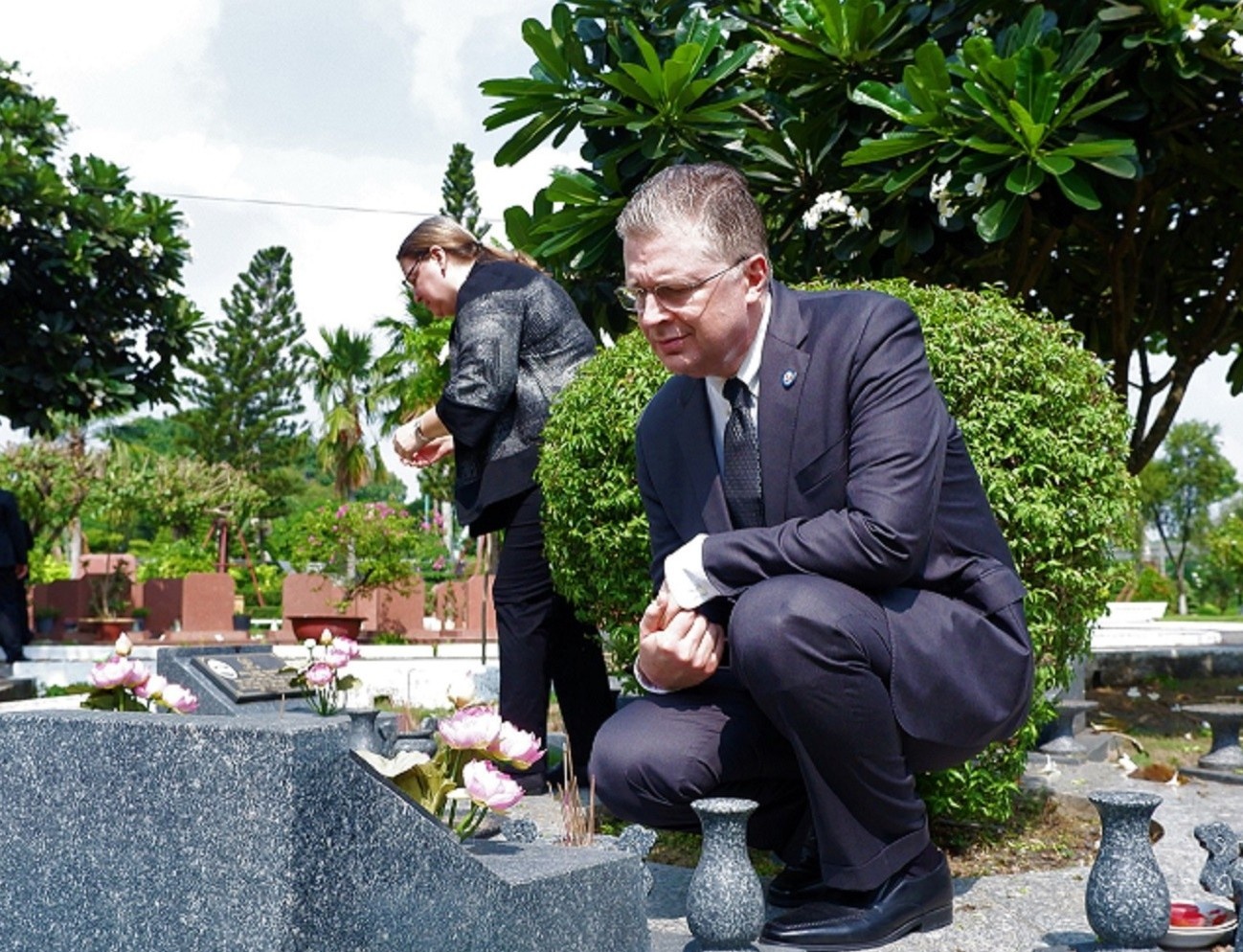 Dai su My vieng Nghia trang Liet si TP.HCM hinh anh