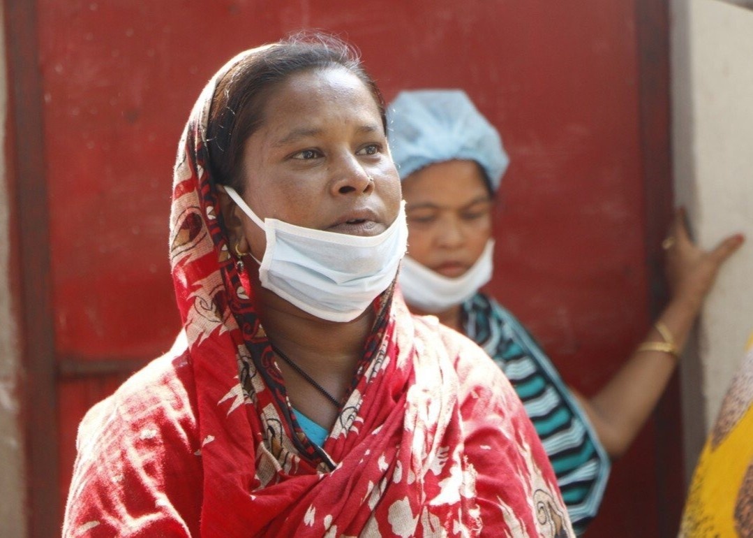 Gai mai dam Bangladesh nhin doi, bi danh vi khong co tien tra ma co hinh anh