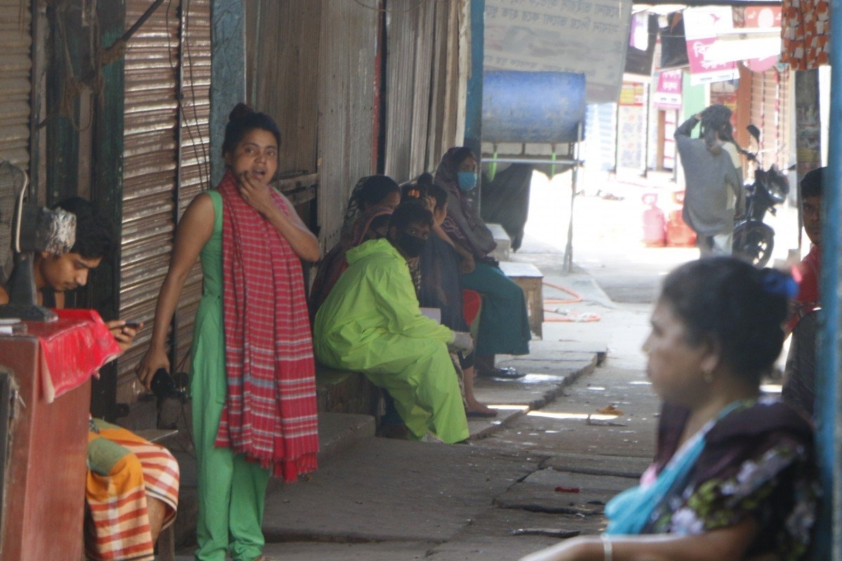 gai mai dam bangladesh nhin doi bi danh anh 1