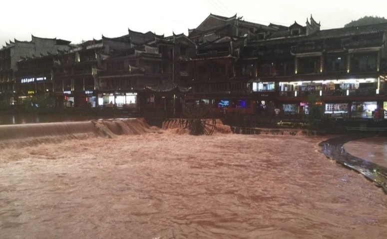 Phuong Hoang co tran ngap lut giua lo lang vo dap Tam Hiep hinh anh