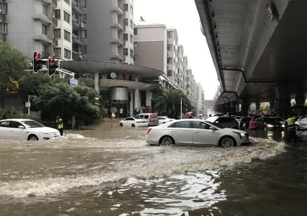 Tinh thanh Trung Quoc nang cap ung pho voi mua lu hinh anh