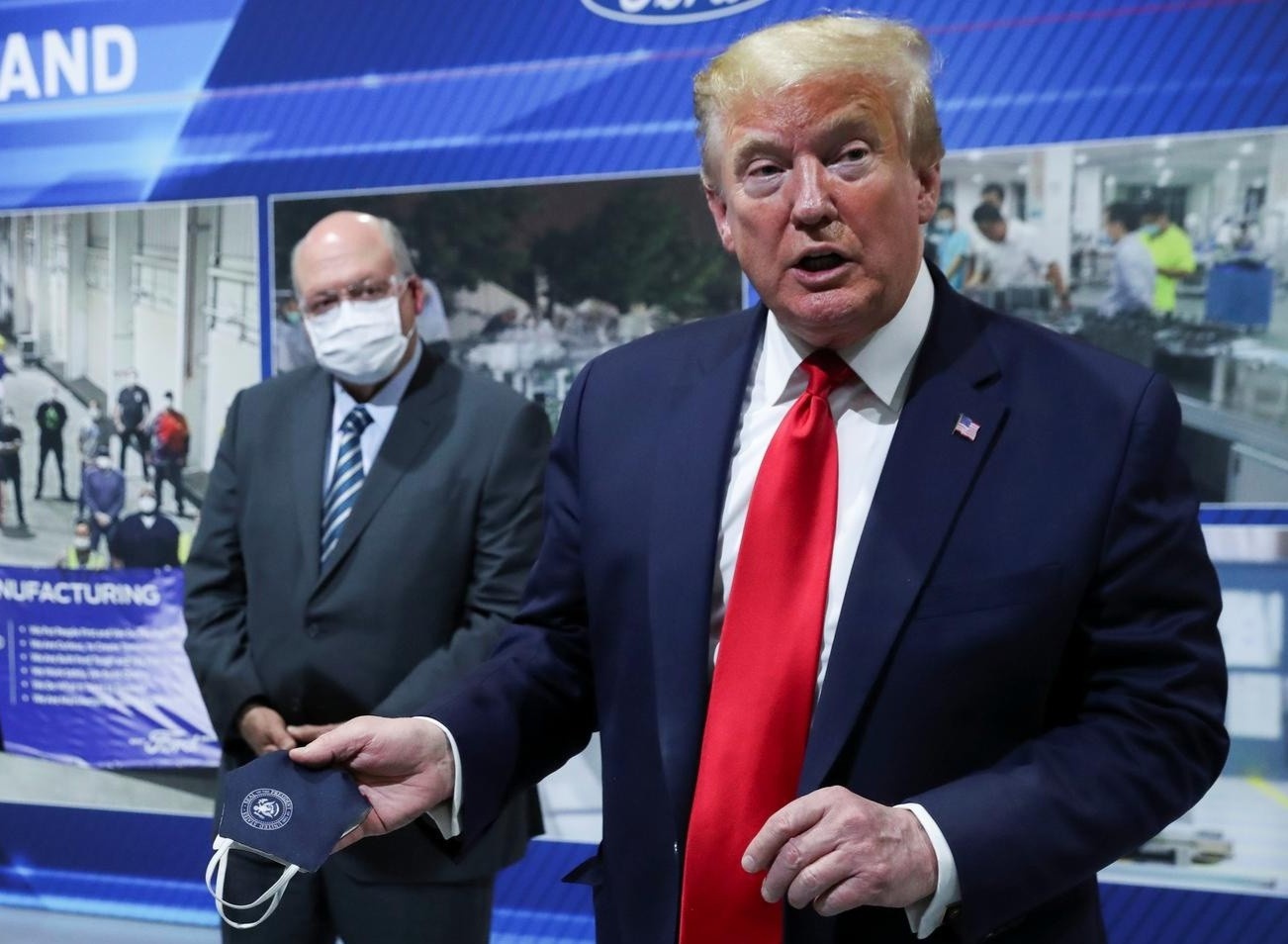 TT Trump du dinh deo khau trang khi tham benh vien quan y hinh anh