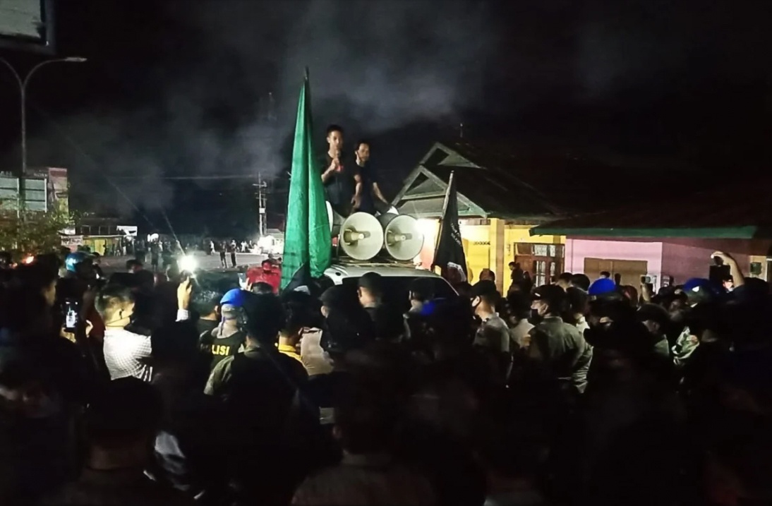 Sinh vien Indonesia bieu tinh, chan lao dong Trung Quoc tai san bay hinh anh