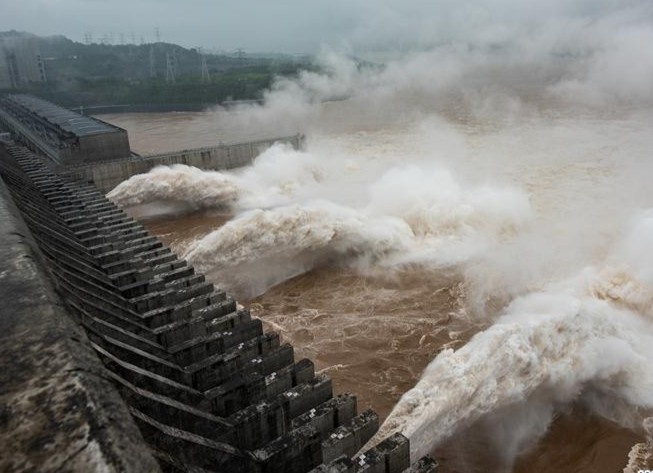 Nuoc ve dat 61.000 m3/giay, dap Tam Hiep mo 3 cua xa lu hinh anh