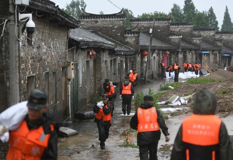 Co tran 'ba song gap nhau' o Trung Quoc so tan khan toan bo 30.000 dan hinh anh