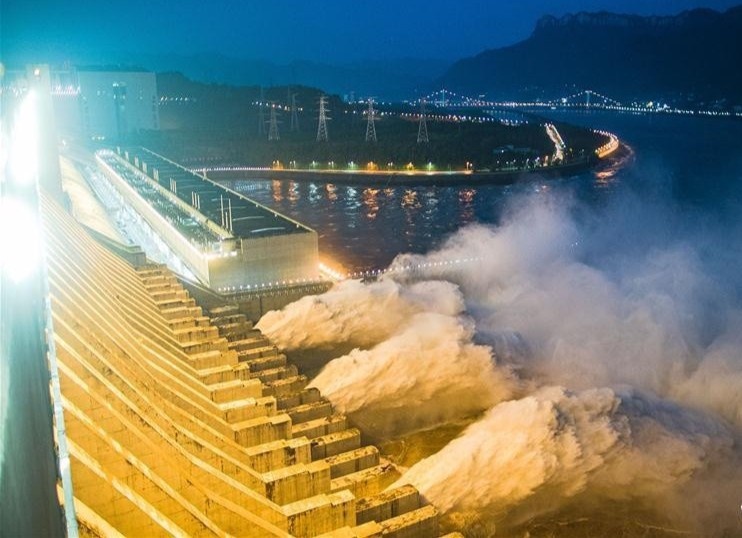 Mua lon tiep dien, ap luc lai gia tang voi dap Tam Hiep hinh anh