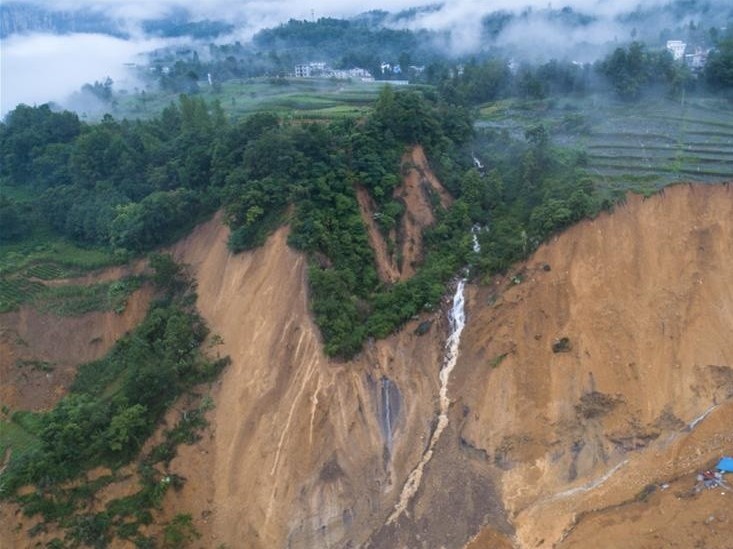 Lo dat tao thanh dap chan ngang song o Trung Quoc hinh anh